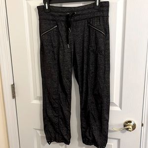 Athleta Crop Jogger Pants w/ cinch bottoms, zip pockets & elastic waist. Size S.